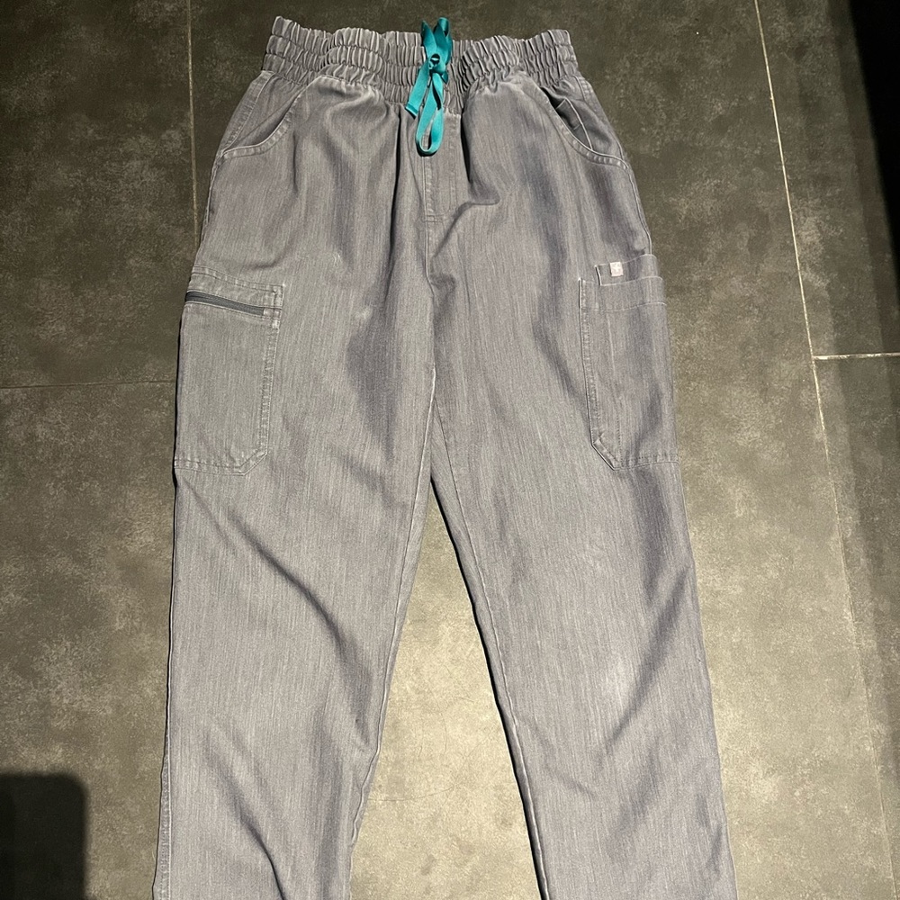 FIGS| YOLA Skinny Scrub Pants in Graphite, small